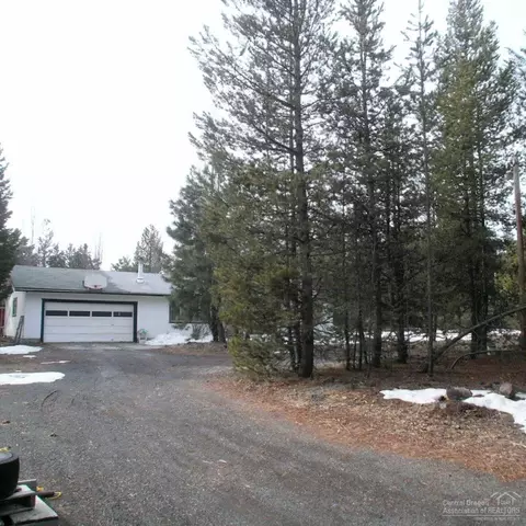 15981 Falcon Ln, La Pine, OR 97739 photo 2