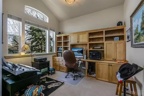 61867 Fall Creek Loop, Bend, OR 97702 photo 11