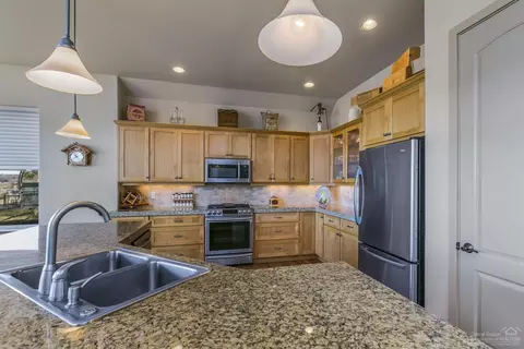 61867 Fall Creek Loop, Bend, OR 97702 photo 9