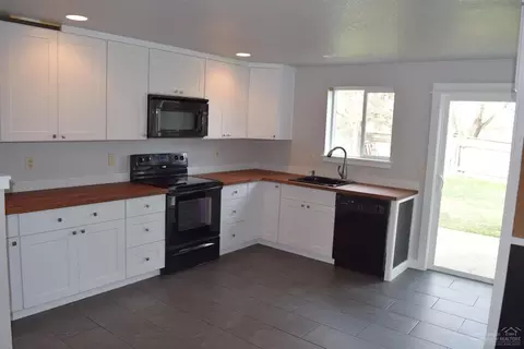1644 NE Cackler, Bend, OR 97701 photo 5