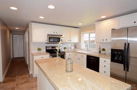 21049 Don St, Bend, OR 97701 photo 4