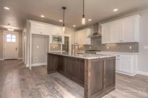 60846 Garrison Dr, Bend, OR 97702 photo 3