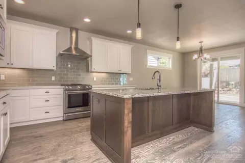60846 Garrison Dr, Bend, OR 97702 photo 2