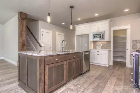 60846 Garrison Dr, Bend, OR 97702 photo 4