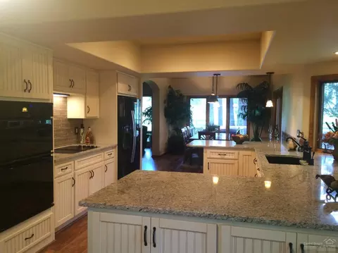 60757 Willow Creek Loop, Bend, OR 97702 photo 2
