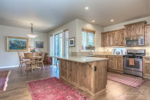 60363 Hedgewood Ln, Bend, OR 97702 photo 4