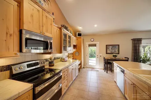 21407 Bradetich Loop, Bend, OR 97701 photo 8