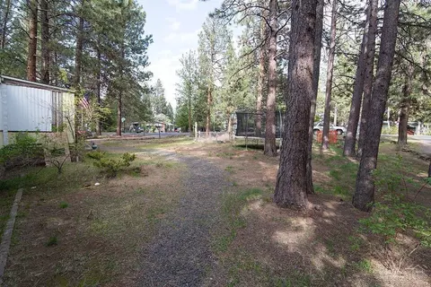 61140 Chuckanut Dr, Bend, OR 97702 photo 2