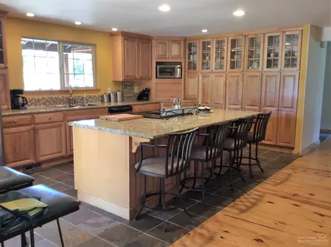 22280 Calgary Ln, Bend, OR 97702 photo 2