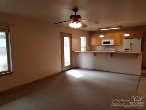 1093 E Cascade Ave, Sisters, OR 97759 photo 4