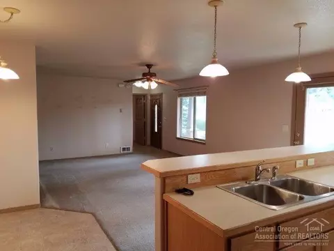 1093 E Cascade Ave, Sisters, OR 97759 photo 6