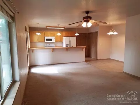 1093 E Cascade Ave, Sisters, OR 97759 photo 3