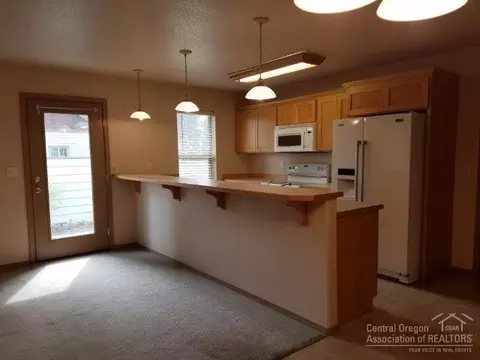 1093 E Cascade Ave, Sisters, OR 97759 photo 5