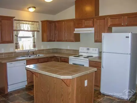 831 NE Locksley Dr, Bend, OR 97701 photo 4