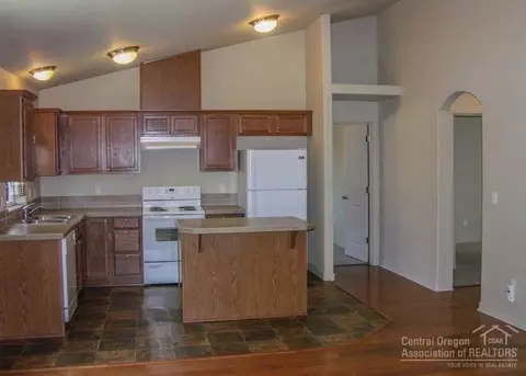 831 NE Locksley Dr, Bend, OR 97701 photo 3