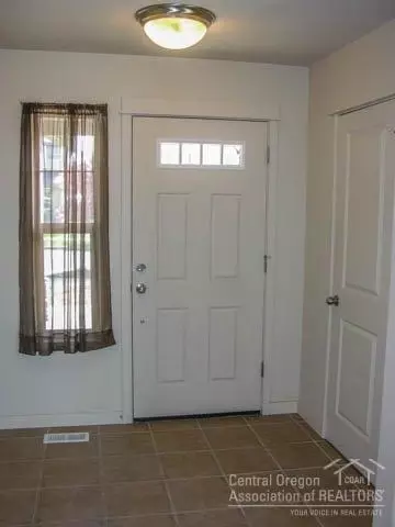 831 NE Locksley Dr, Bend, OR 97701 photo 2