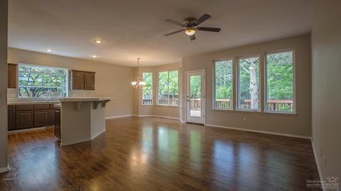 821 SE Shadowood Dr, Bend, OR 97702 photo 3