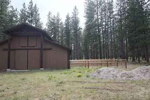 55025 Forest Ln, Bend, OR 97707 photo 2