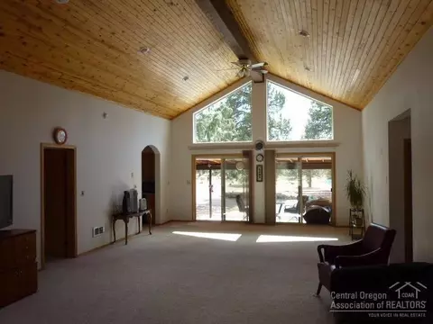 64825 Mcgrath Rd, Bend, OR 97701 photo 2