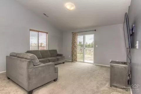 63789 Hunters Cir, Bend, OR 97701 photo 4