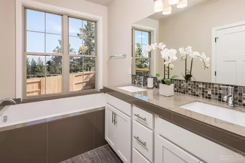 63190 Iner Loop, Bend, OR 97701 photo 6