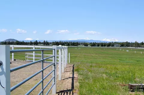 22075 Erickson Rd, Bend, OR 97701 photo 2