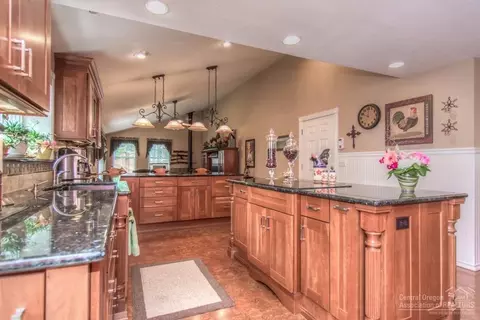 61106 Rustic Ln, Bend, OR 97702 photo 8