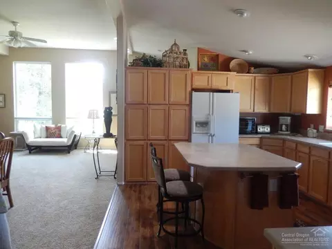 398 N Wheeler Loop, Sisters, OR 97759 photo 4