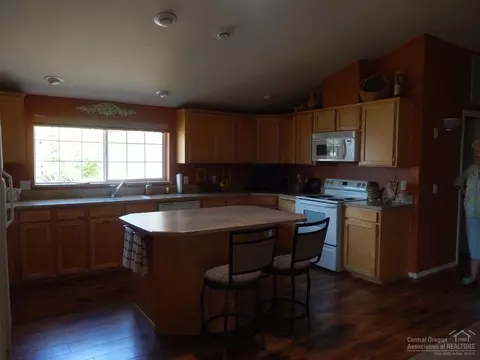 398 N Wheeler Loop, Sisters, OR 97759 photo 5