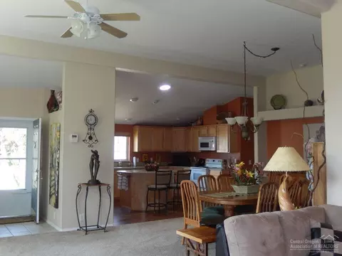 398 N Wheeler Loop, Sisters, OR 97759 photo 3