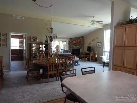 398 N Wheeler Loop, Sisters, OR 97759 photo 6