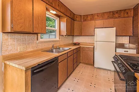 1665 NW 4th St, Bend, OR 97703 photo 5