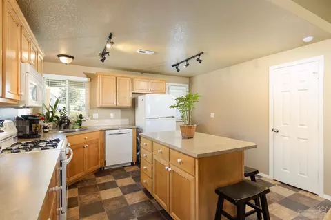 20523 Anson Pl, Bend, OR 97701 photo 3