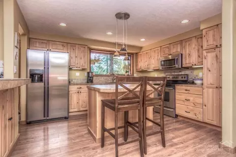 60301 Woodside Loop, Bend, OR 97702 photo 2