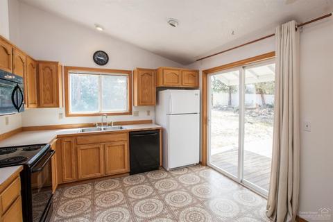 2003 NE Hall Cir, Bend, OR 97701 photo 9