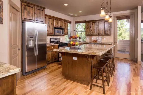 559 NW Flagline Dr, Bend, OR 97701 photo 2