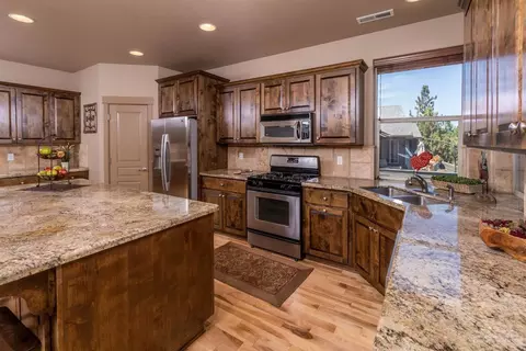 559 NW Flagline Dr, Bend, OR 97701 photo 1