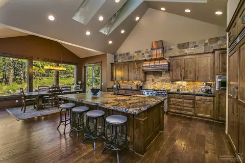 19324 Seaton Loop, Bend, OR 97702 photo 3