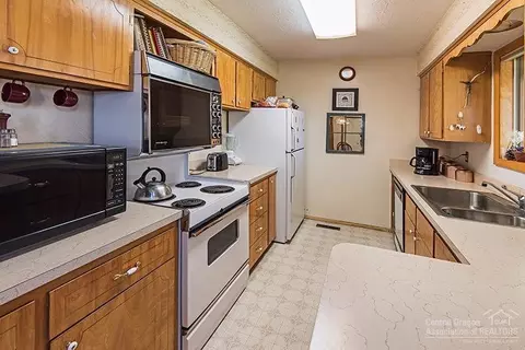62635 Waugh Rd, Bend, OR 97701 photo 6