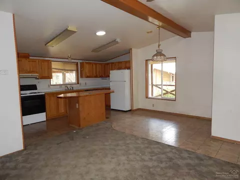 16045 Cascade Ln, La Pine, OR 97739 photo 2