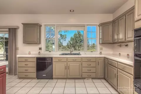 22680 Crest View Ln, Bend, OR 97702 photo 6
