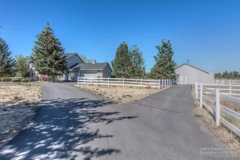 22680 Crest View Ln, Bend, OR 97702 photo 2