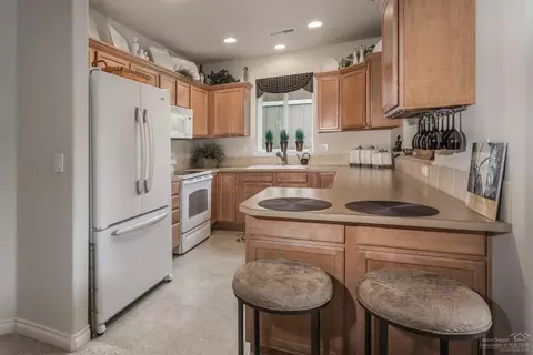19560 Sager Loop, Bend, OR 97702 photo 4