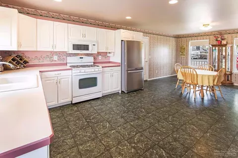 21485 Bradetich Loop, Bend, OR 97701 photo 4