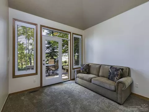 61945 Fall Creek Loop, Bend, OR 97702 photo 12