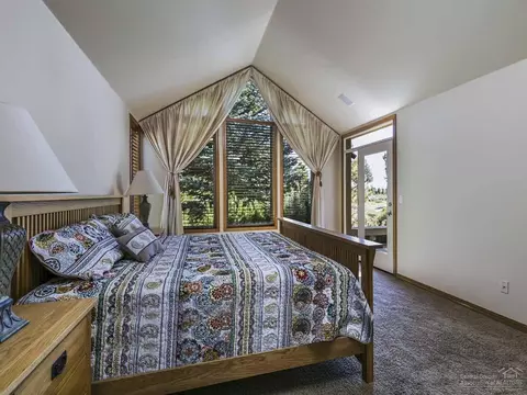 61945 Fall Creek Loop, Bend, OR 97702 photo 9