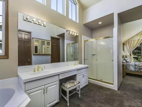 61945 Fall Creek Loop, Bend, OR 97702 photo 11