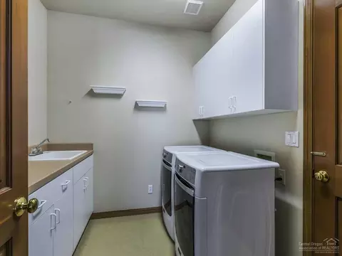 61945 Fall Creek Loop, Bend, OR 97702 photo 16