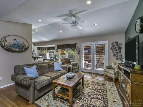 63218 Stonewood Dr, Bend, OR 97701 photo 2