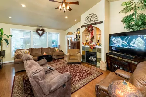 63142 Riverstone Dr, Bend, OR 97703 photo 4